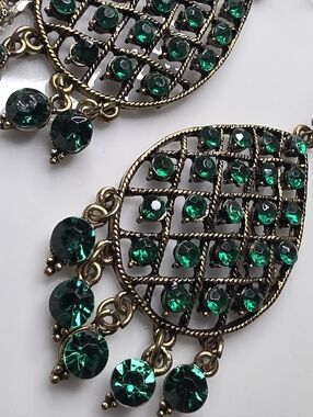 Vintage-Inspired Green Teardrop Dangle Earrings - Emerald Crystal Accent